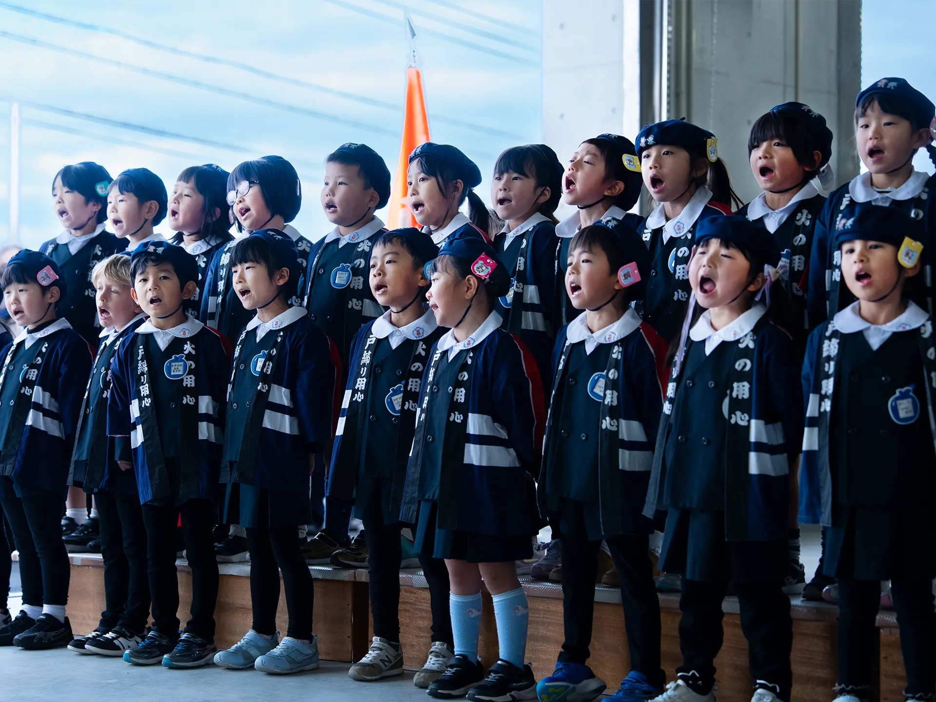 幼年消防クラブの子どもたちの合唱の様子