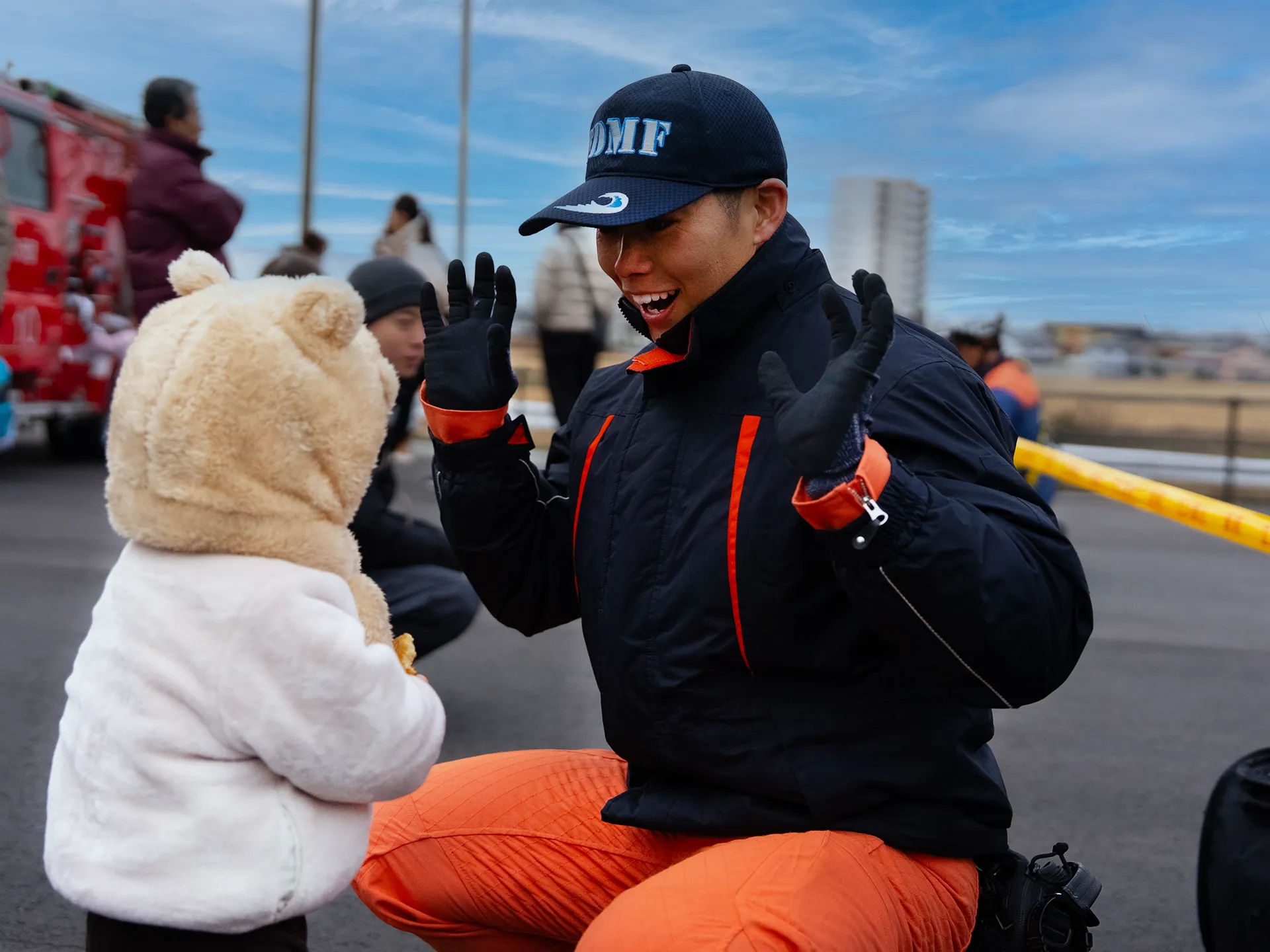 ちびっこと消防士の様子