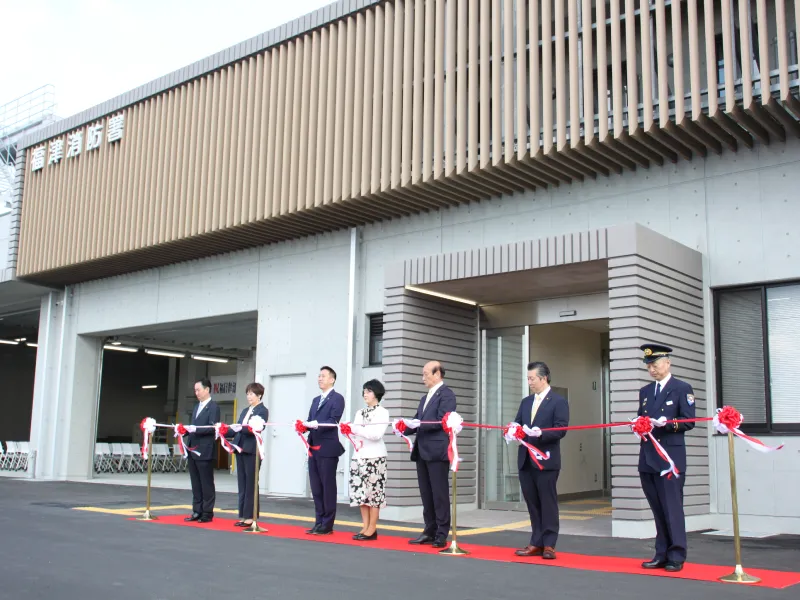 テープカットの様子